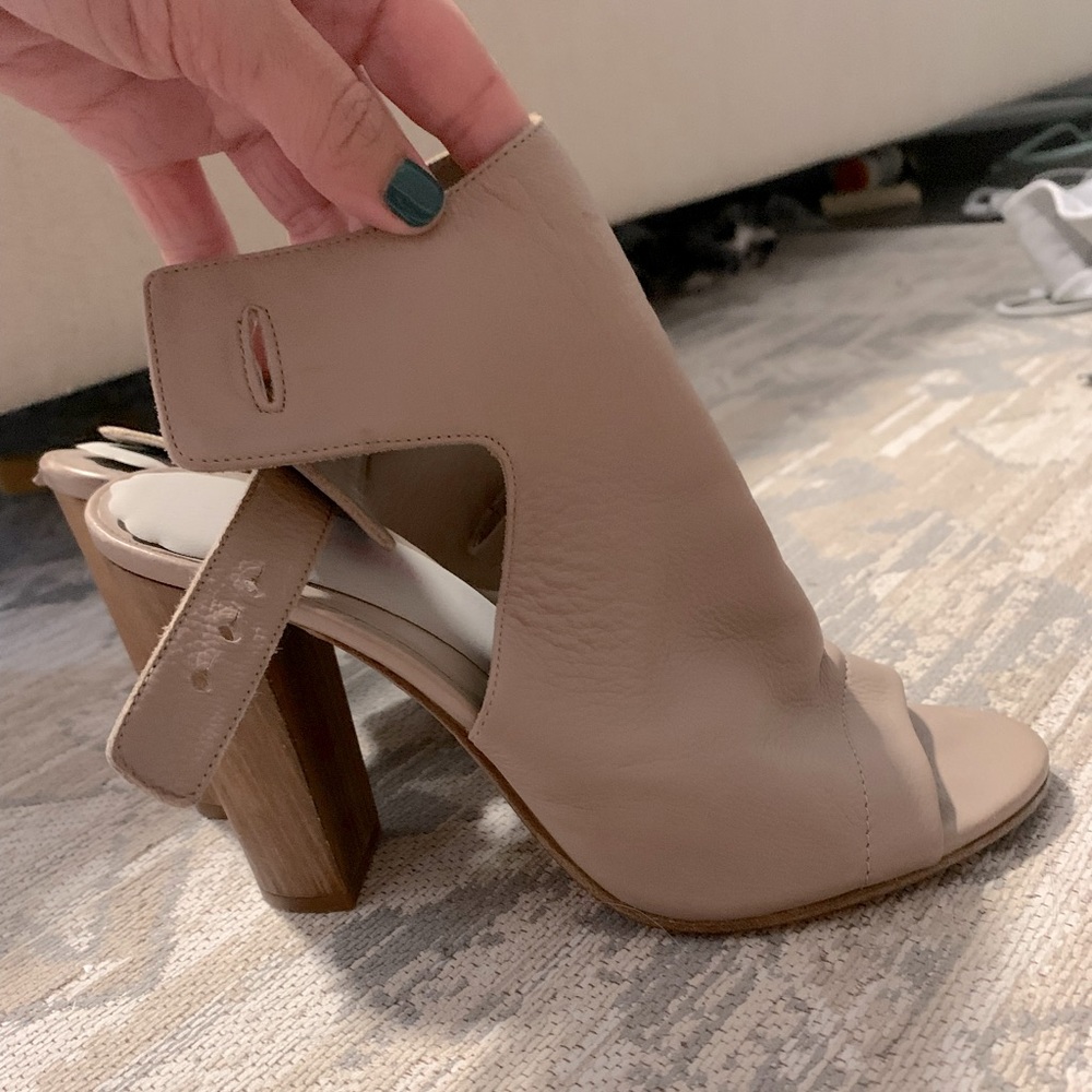 Vince size 8.5 block heel sandal.